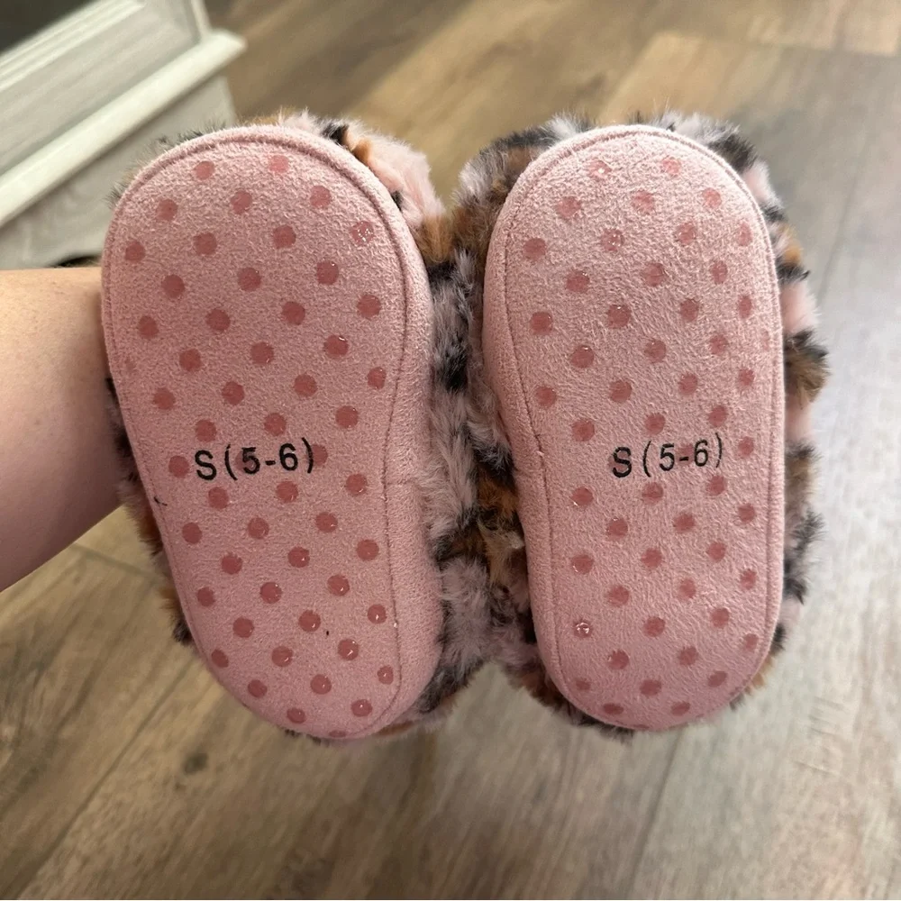 NWT!! Cat & Jack Leopard Print Kids Slippers, Pink Dallas Style, Non-Slip, S 5/6